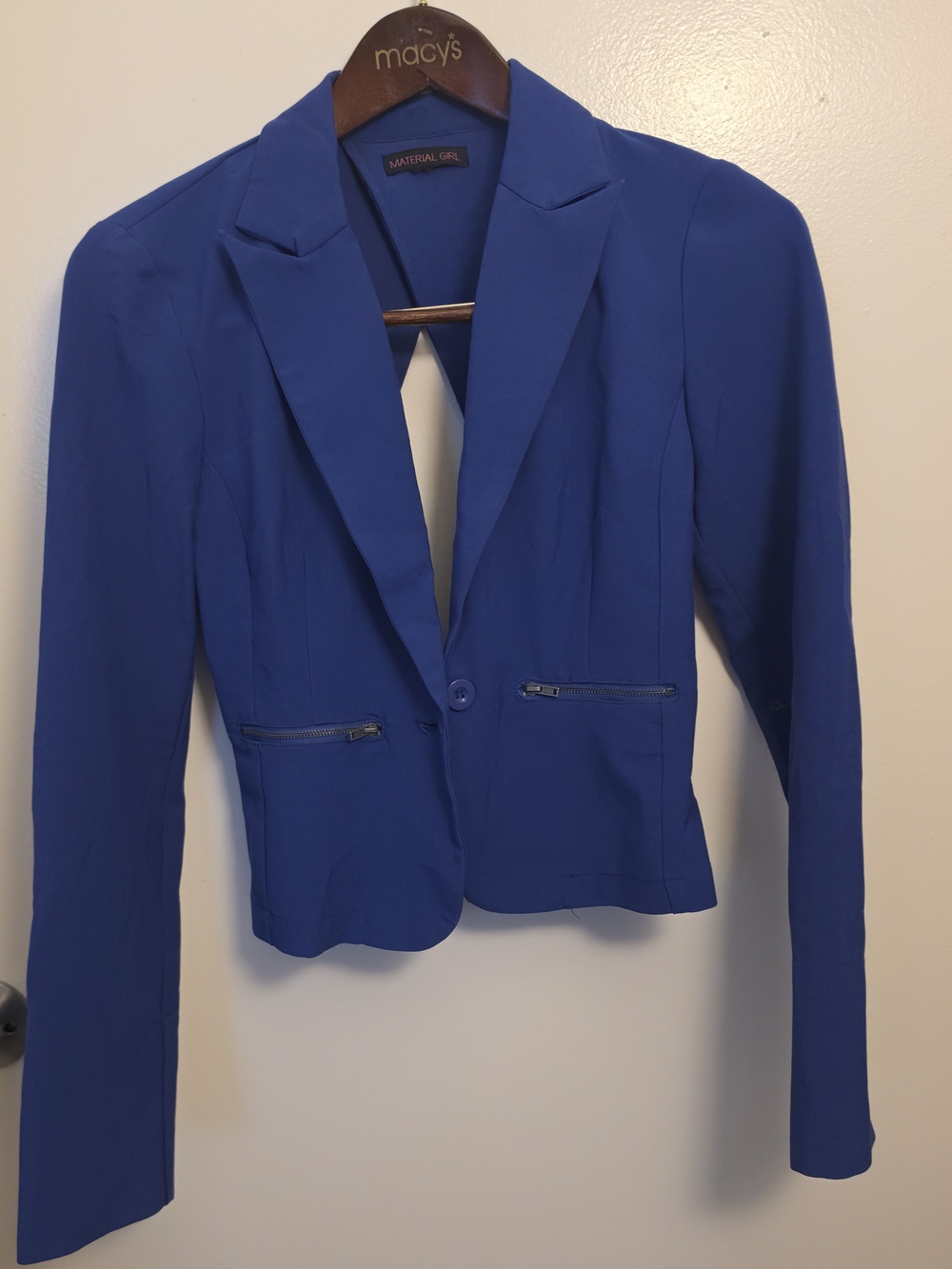 Elegante y Atrevido: Blazer Material Girl Azul Eléctrico con Detalle Cut-Out en